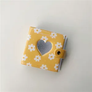 Joli mini album photo 3 pouces marguerite jaune avec fenêtre en cœur pour cartes de collection.