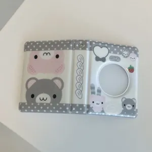 Vue rapprochée détaillée d'un mignon classeur de photocard dessin animé 3 pouces.