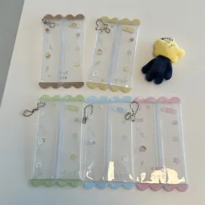 Vista detallada bolsas PVC transparente con bonitos estampados y llavero de peluche.