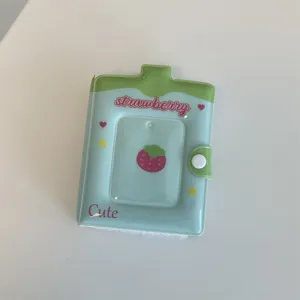 Detalle de mini álbum de fotocard de 3 pulgadas de fresa, ideal para tarjetas de K-pop.