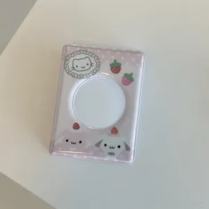 Gros plan detail du porte-carte photo rose dessin anime avec de superbes graphismes.