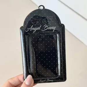 Portacarte in PVC nero a pois per fototessere con anello di sospensione e design.
