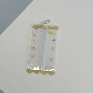Detalle de bolsa de muñeca de PVC transparente, lindo estuche claro con cadena y estampados.