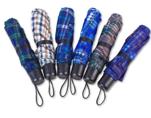 Vue détaillée de parapluies pliables à carreaux avec divers motifs tartan et design compact.