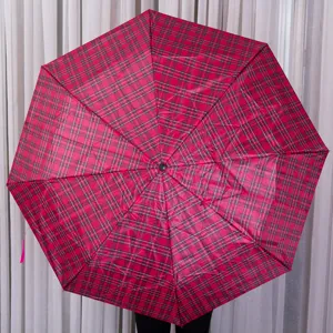 Parapluie pliant à carreaux rouges avec motif tartan classique, 8 baleines portable et solide.