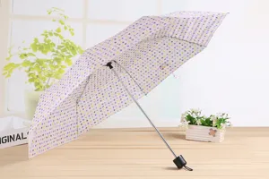 Ombrello pieghevole a tre sezioni con pois colorati, telaio in metallo resistente per sole e pioggia.