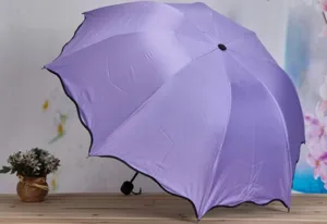 Parapluie pliant violet avec bord festonne, parapluie portable pour utilisation quotidienne.