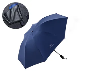 Kompakter dreifach gefalteter UV-Schutz-Regenschirm in Dunkelblau für sonnige und regnerische Tage.