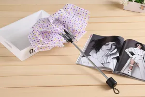 Ombrello pieghevole mini portatile a pois colorati, compatto ombrello da pioggia sole a tre pieghe.