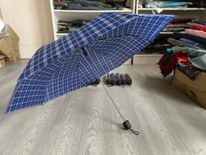 Ombrello pieghevole a 3 sezioni con motivo a quadri blu nero, design compatto per uso quotidiano.