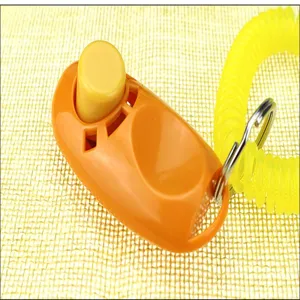 Primo piano dettagliato di un clicker di addestramento per animali arancione con spirale.
