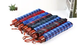 Parapluie pliant portable à motif écossais avec poignée en bois pour la protection solaire.