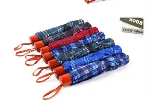 Parapluie pliant à carreaux triple portable avec manche en bois, motif classique.