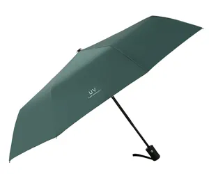 Dunkelgrüner kompakter 3-teiliger UV-Schutz Regenschirm für sonnige und regnerische Tage.
