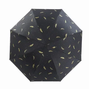Paraguas plegable negro con diseño de plumas doradas, parasol protección solar UV.
