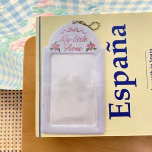 Gros plan detaille du porte photocarte rose violet clair avec chaine pour polaroids 3 pouces.
