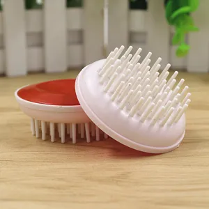 Brosse de massage pour cuir chevelu avec picots souples pour un lavage et soin parfaits.