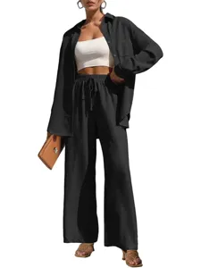 Detailansicht des lässigen zweiteiligen Outfits mit schwarzem Langarmhemd und weiten Hosen.