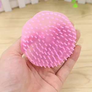 Brosse de massage cuir chevelu en silicone rose vue detaillee pour soins quotidiens