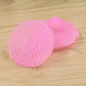 Brosse de massage pour le cuir chevelu rose avec anneau, idéale pour le lavage et les soins.