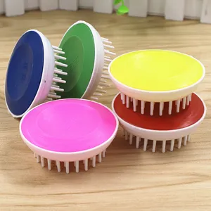 Vue détaillée de brosses de massage du cuir chevelu en plastique coloré pour cheveux.