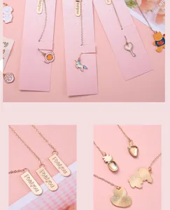 Süßes Metall-Lesezeichen mit rosa Trägerkarte und schönen Emaille-Anhängern für Tagebücher.