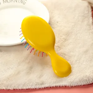 Mini brosse à cheveux jaune vif avec poils colorés pour enfants, peigne de massage antistatique.