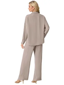 Lässiges Zweiteiler-Set mit Langarmshirt und weiten Hosen in Taupe gehalten.