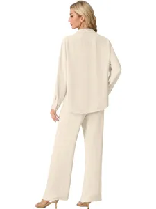 Lässiges beige zweiteiliges Outfit mit langärmeligem Hemd und bequemer weiter Hose.