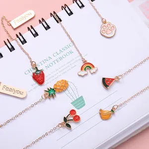 Niedliche Metallketten Lesezeichen mit bunten Emaille Frucht und Tier Anhängern für Bücher.