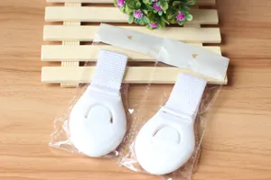 Gros plan détaillé du verrou de sécurité pour tiroir avec sangle en tissu blanc, sûr et pratique.