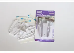 Detailopname van witte plastic kinderveiligheid onzichtbare lade sloten met kleefband.