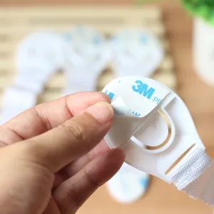 Sécurité enfant pour tiroir et placard avec ruban adhésif fort pour protection bébé.