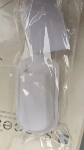 Witte plastic keuken rijstlepel houder muur gemonteerd opslag rek detail weergave.