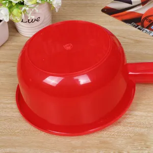 Louche à eau en plastique rouge avec long manche, cuillère de cuisine durable pour usage domestique.