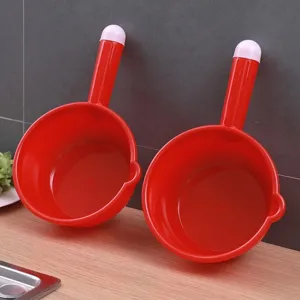 Louche a eau en plastique rouge avec long manche outil de cuisine menager usage quotidien