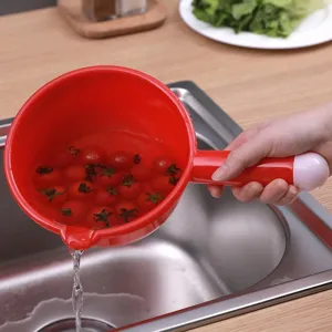 Pelle a eau en plastique longue poignee cuillere de cuisine rouge outil de menage
