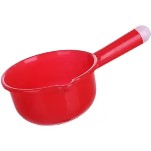 Scoop d'eau en plastique rouge avec long manche et design robuste pour cuisine et maison.