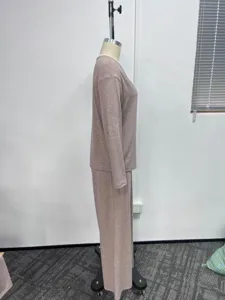 Seitenansicht Detail des Damen Langarm Hausanzug Pyjama Sets in einem zarten Altrosa.