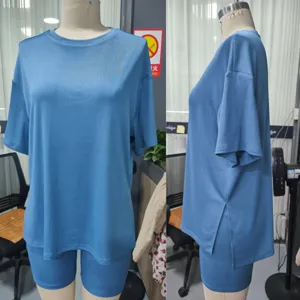 Σετ loungewear δύο τεμαχίων σε μονόχρωμο μπλε με κοντοmάνικο top και σορτς για γυναίκες.