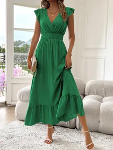 Elegante vestido largo verde para mujer, con mangas cortas y un elegante cuello en V.