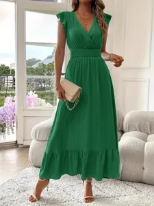 Vista detallada del elegante vestido largo verde de verano con mangas plisadas con volantes.