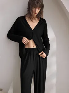 Schwarzer Damen Pyjama Set langarm V-Ausschnitt, bequeme Homewear Hausanzug Zweiteiler.
