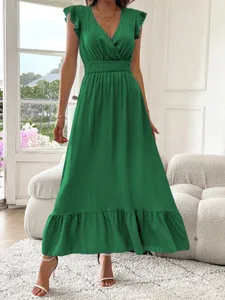 Detalle de un vestido largo verde con escote en V, mangas con volantes y cintura elástica elegante.