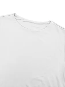 Primo piano dettaglio della t-shirt aderente a maniche corte da donna bianca girocollo.