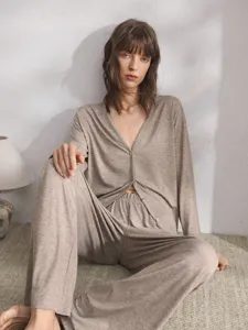 Detailansicht des Damen Langarm Hausanzugs in Beige, weicher Strickstoff zum Entspannen zu Hause.