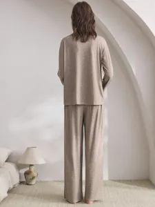 Gemütliches Strick-Hausanzug-Set Detail mit langärmligem Oberteil und Hose in sanftem Beige.