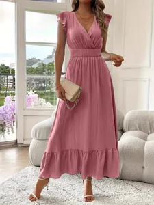 Elegante vestido largo rosa con cuello en V, sin mangas, cintura elástica y volantes.