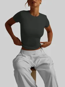 Primo piano dettagliato di t-shirt grigio scuro aderente a maniche corte con vestibilità slim.