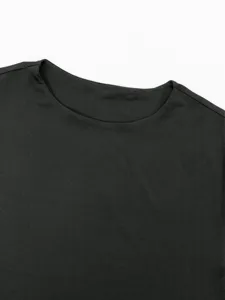 Dettaglio scollo t-shirt nera, morbida trama in tessuto seta di latte, vestibilita slim